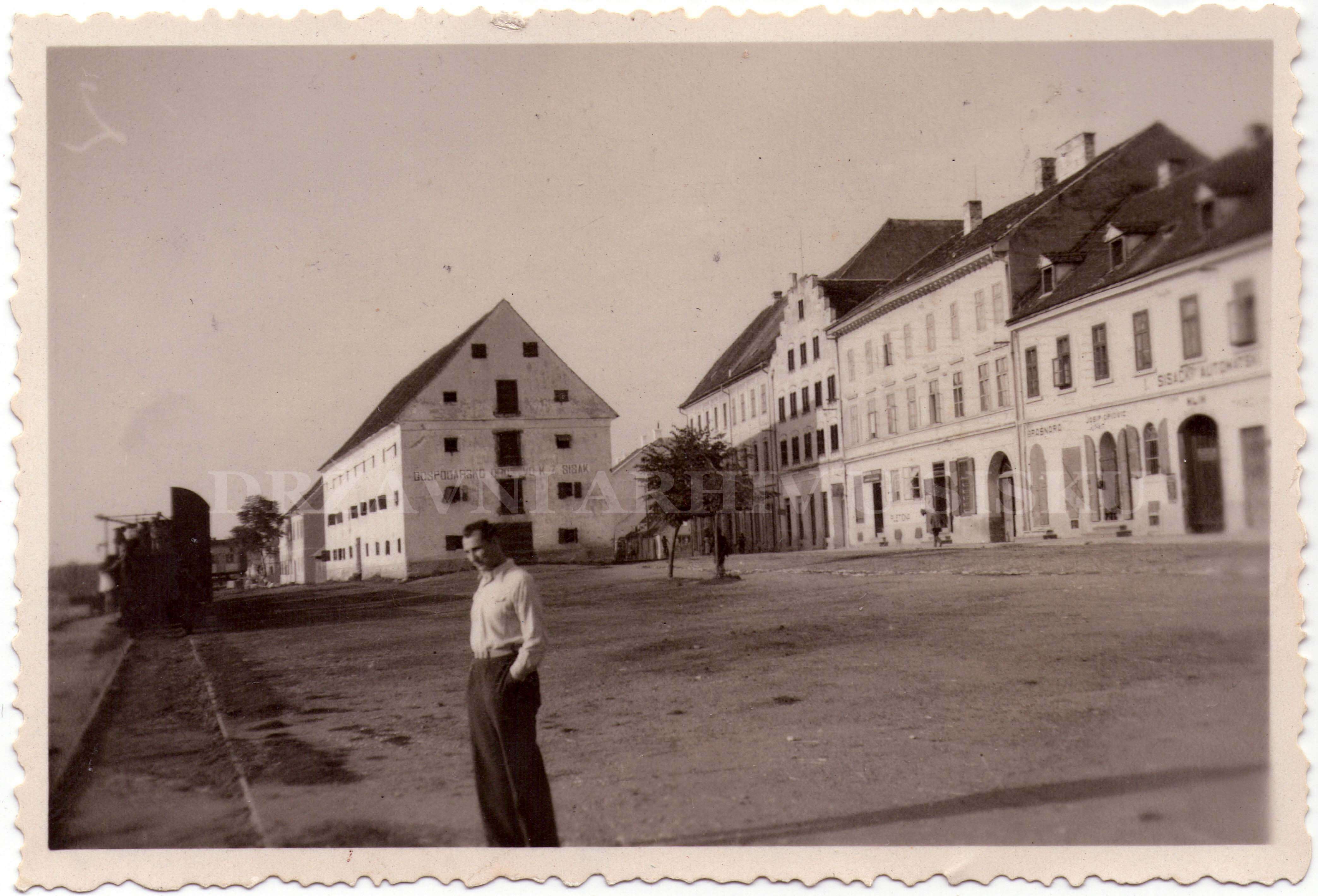 Pogled sa Kupe na skladište žita na mjestu današnjih ugostiteljskih objekata u I. ulici, oko 1930. g.